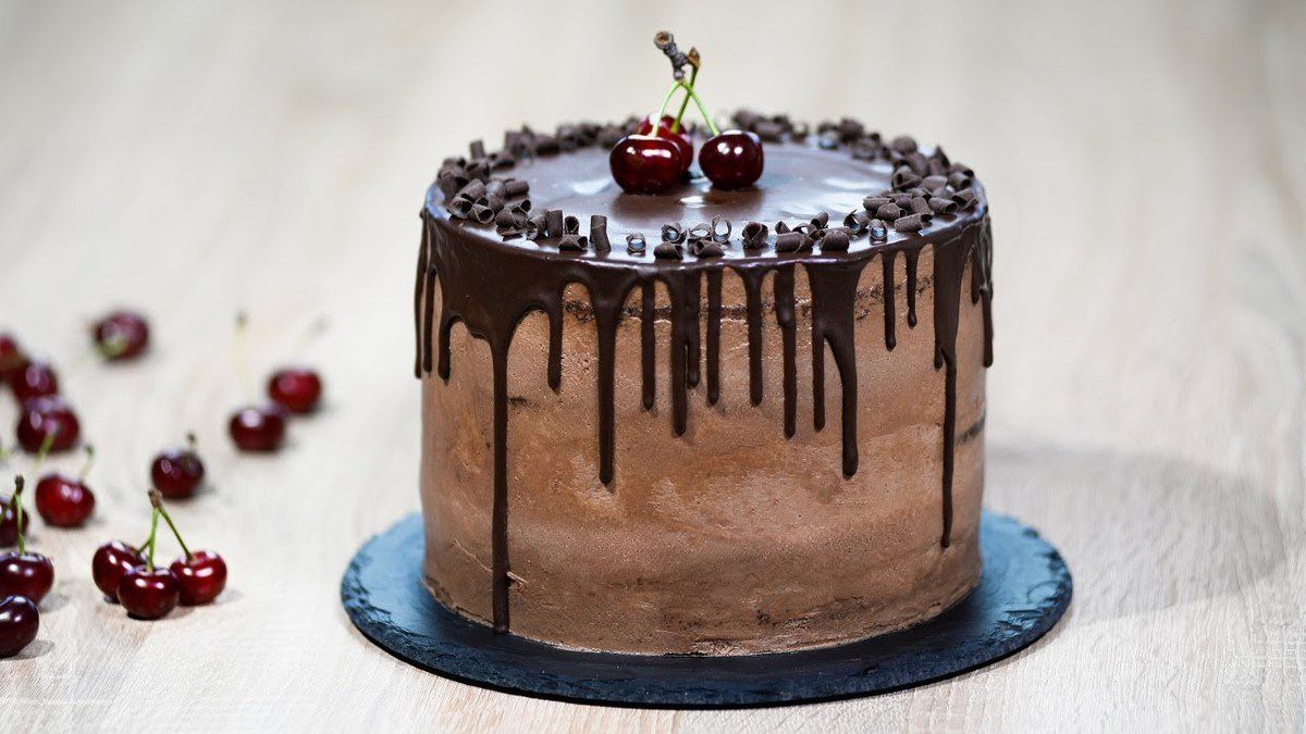смачний шоколадний торт: ніжний десерт з вишнями