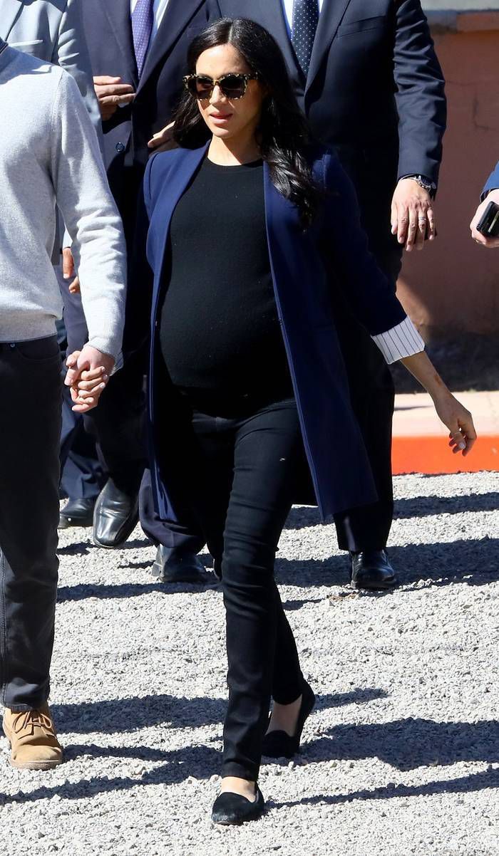 Стильний гардероб вагітної Меган Маркл : 25 найбільш вишуканих луків. У квітні Меган Маркл має народити первістка. Поки вона готується стати мамою, ми вирішили згадати найбільш приголомшливі образи вагітної герцогині Сассекської.