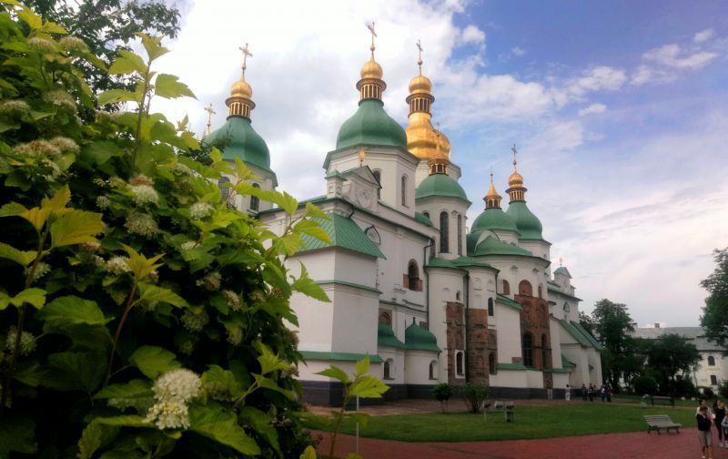 У Софійському соборі Києва скасовують богослужіння. В соборі починаються реставраційні роботи.