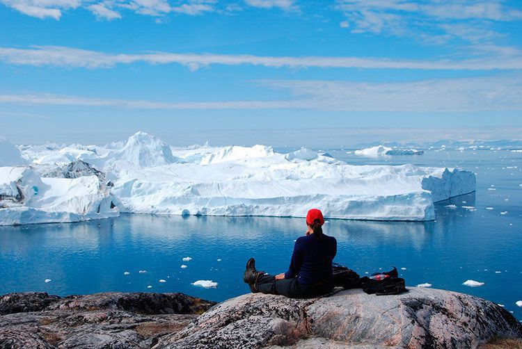 Зимові дощі прискорили танення льодовиків у Гренландії. Всього Гренландія втрачає 270 мільярдів тонн льоду в рік.