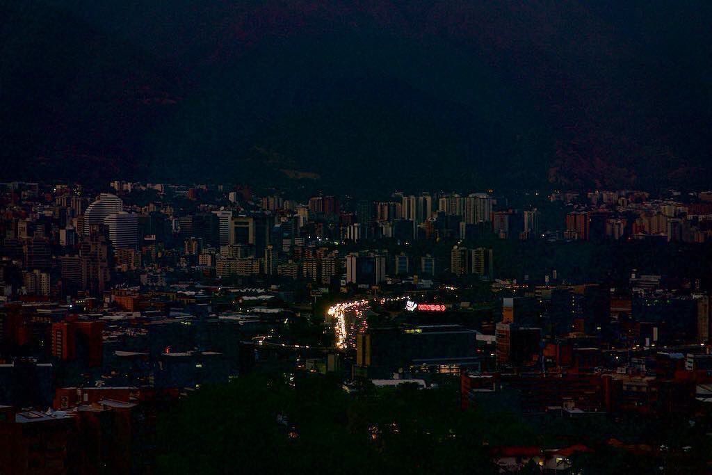Фото з Венесуели, де люди живуть третій день без електрики. У Венесуелі 15 штатів залишаються без електрики, у людей зникає мобільний зв'язок, інтернет і вода.