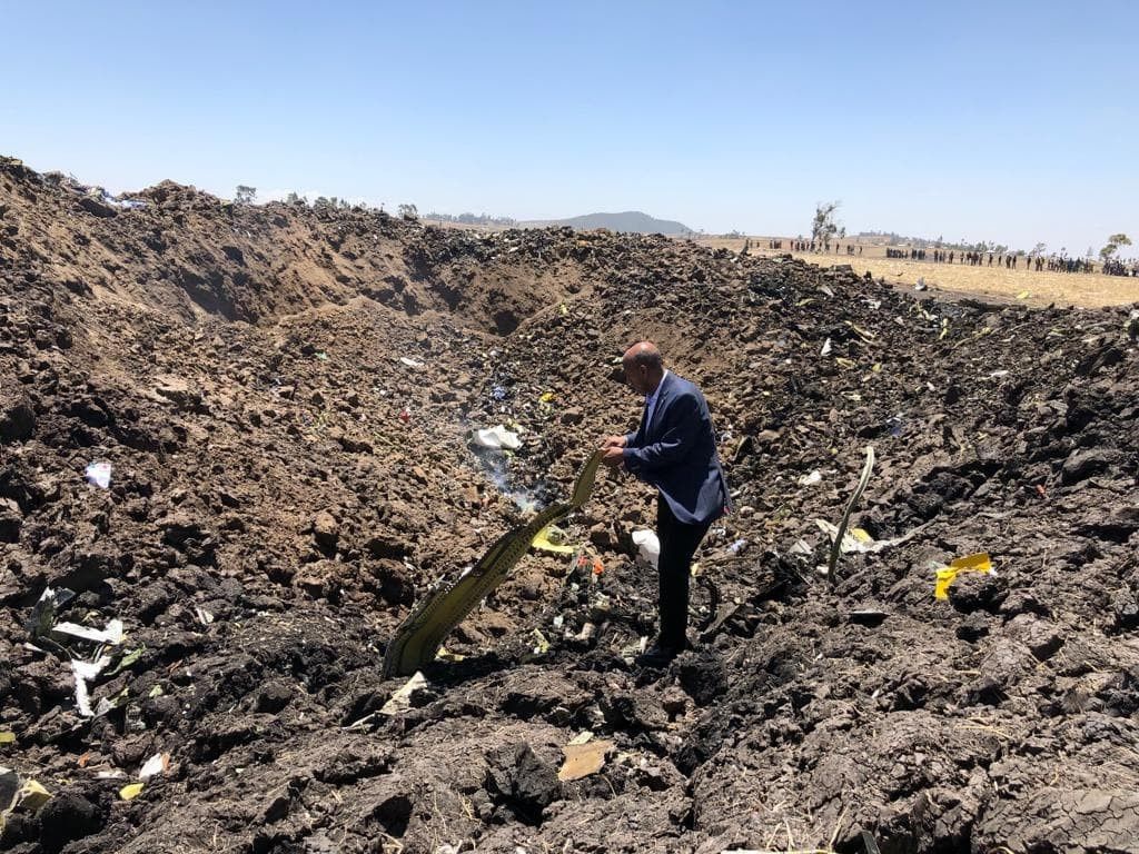 В Ефіопії розбився пасажирський літак Boeing 737-8 MAX Ethiopian Airlines. На місці знаходиться гендиректор авіакомпанії, він підтвердив загибель 157 осіб.