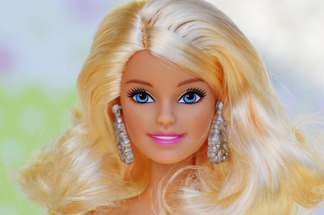 Ляльці Барбі виповнилося 60 років: цікаві факти про найпопулярнішу іграшку. За оцінками експертів, щотижня в світі продається близько мільйона ляльок Barbie.