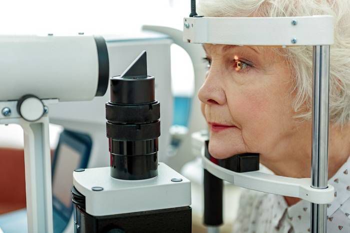 Підступна глаукома: як уберегти свої очі від небезпечної хвороби. Людям після 40 років потрібно проходити обстеження у офтальмолога щорічно.