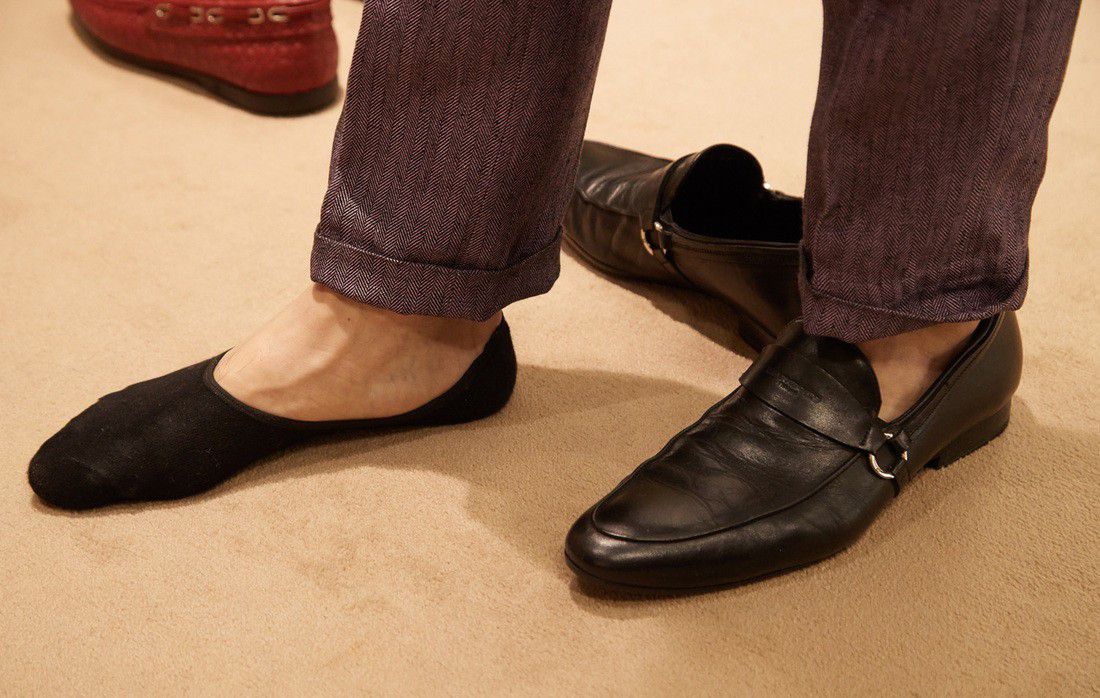 З шкарпетками чи без: чи можна носити взуття на босу ногу. Останнім часом з'явилася мода носити кросівки, балетки і мокасини на босу ногу. Розбираємося, чи це безпечно.