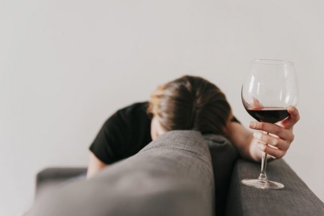 Алкоголь і недосипання: що між ними спільного. Багато людей, які страждають безсонням, воліють випивати склянку спиртного перед сном.