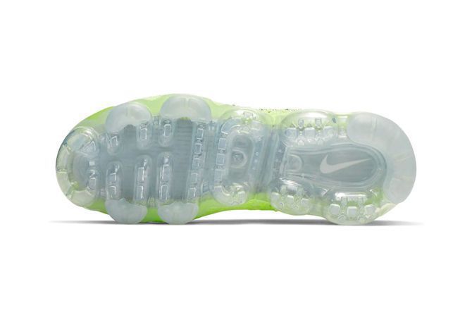 Об'єкт бажання: кросівки Nike прикрасили кристалами Swarovski. Модель прикрасили більш ніж 1000 кристалів Swarovski.