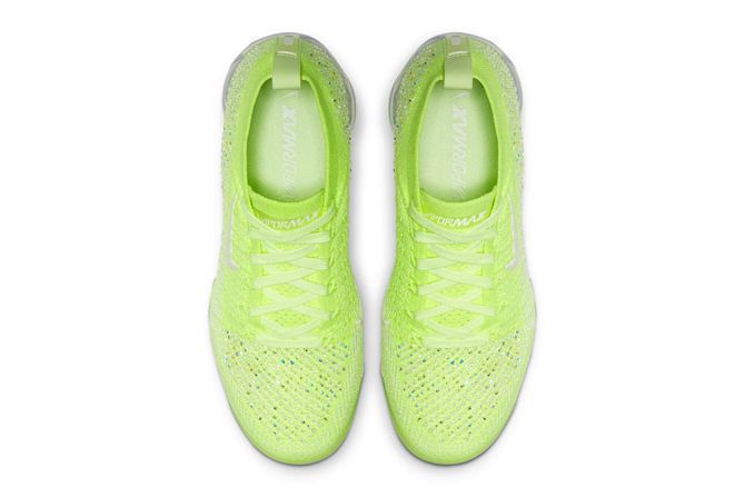 Об'єкт бажання: кросівки Nike прикрасили кристалами Swarovski. Модель прикрасили більш ніж 1000 кристалів Swarovski.
