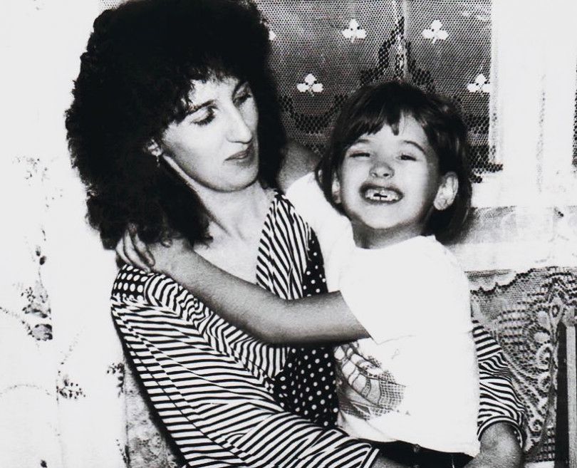 Світлана Лобода показала себе в дитинстві разом з мамою. На фото популярну співачку ледве можна впізнати.