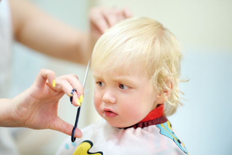 Вчимося стригти дитину самостійно: декілька корисних порад. Покрокова інструкція для волосся будь-якої довжини.