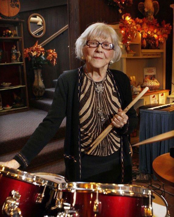 Захоплююча історія Віоли Сміт – 106-річної барабанщиці, яка досі продовжує грати і пити вино. Віола Сміт "ламає систему", показуючи що "роки - не біда, якщо душа молода".