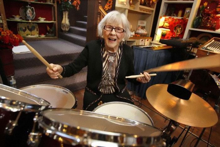 Захоплююча історія Віоли Сміт – 106-річної барабанщиці, яка досі продовжує грати і пити вино. Віола Сміт "ламає систему", показуючи що "роки - не біда, якщо душа молода".