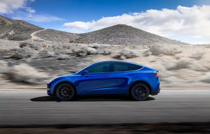 Tesla презентувала новенький кросовер Model Y. На старті продажів кросовер запропонують у модифікації Long Range і двомоторні AWD.