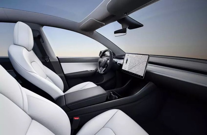 Tesla презентувала новенький кросовер Model Y. На старті продажів кросовер запропонують у модифікації Long Range і двомоторні AWD.
