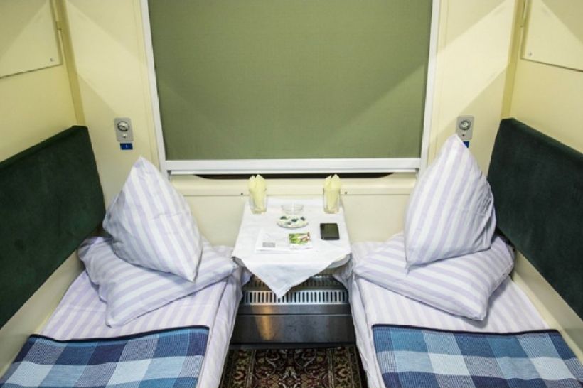 «Укрзалізниця» купила сучасні матраци і подушки. Пасажири тепер будуть спати на гіпоалергенному ліжку.