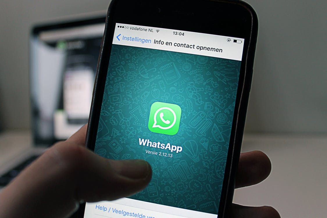 Важлива функція: WhatsApp вчиться розпізнавати фейкові фото. З її допомогою можна перевіряти фото на достовірність за допомогою пошукової системи Google.