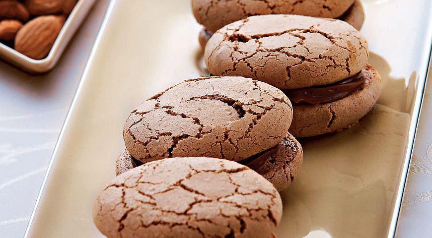 Солодко, ніжно, ароматно: мигдальне печиво з шоколадом. Його тендітна текстура і насичена начинка вам обов'язково сподобаються.
