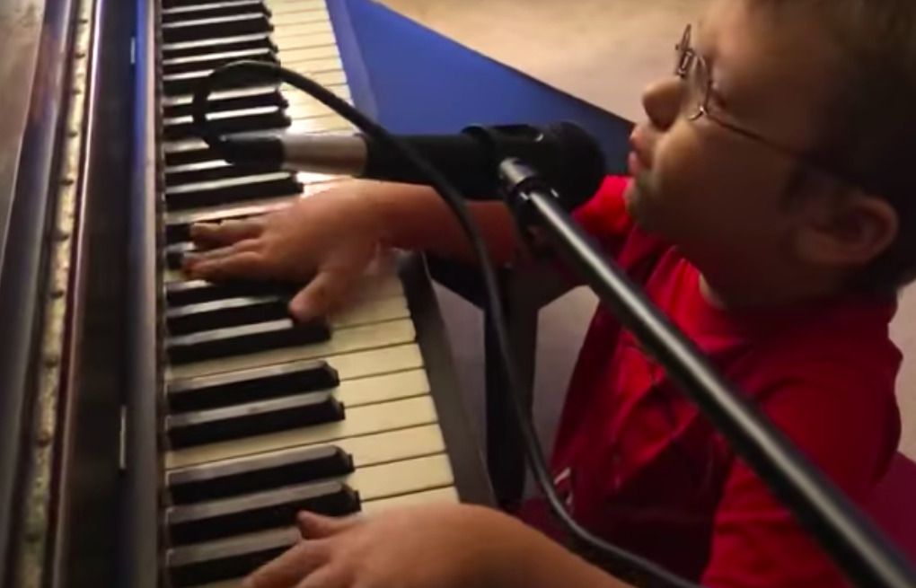 6-річний майже сліпий вундеркінд грає «Богемську рапсодію» та інші хіти минулого. Тільки послухайте, як він грає!
