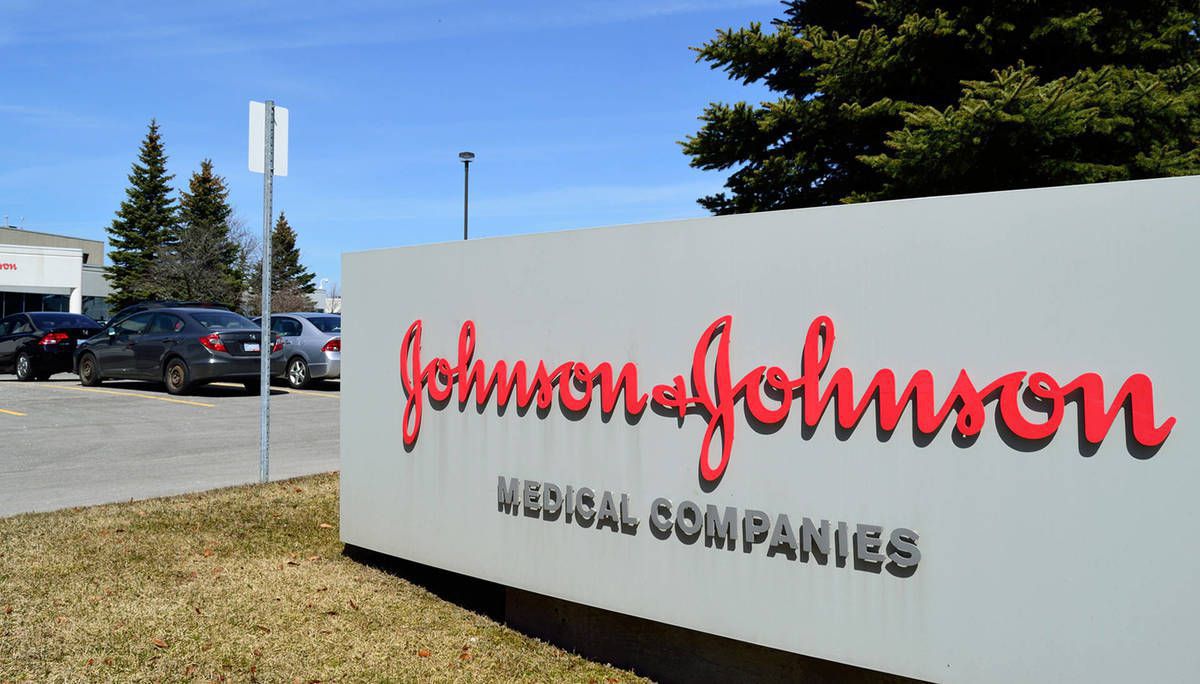 Johnson & Johnson компенсує клієнтці $29 млн. Вона довела, що їх тальк J&J спровокував у неї рак.