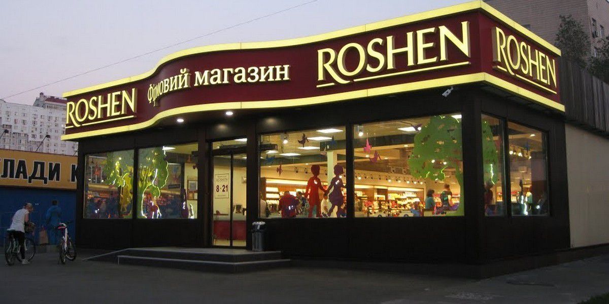 У Києві горів один із магазинів Roshen. Вогонь пошкодив частину фасаду будівлі, потерпілих немає.