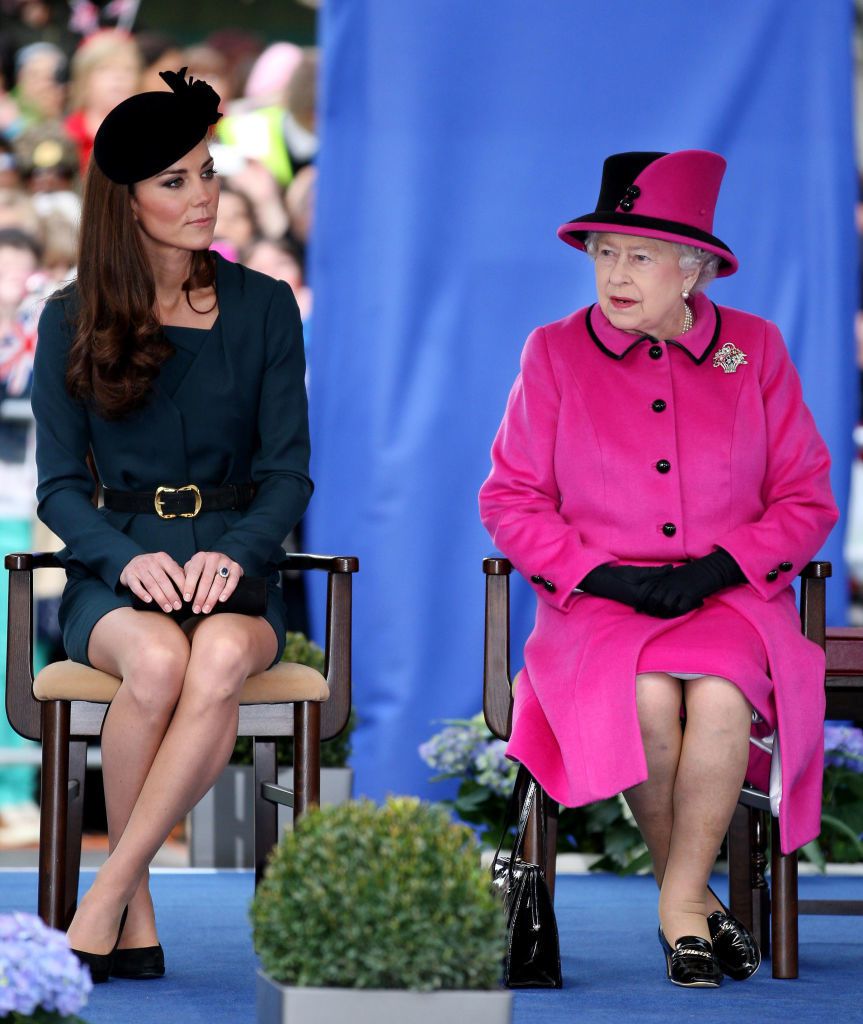 Кейт Міддлтон і Єлизавета II вперше вийшли у світ удвох. Герцогиня Кембриджська та Її Величність відвідали королівський коледж Лондона.