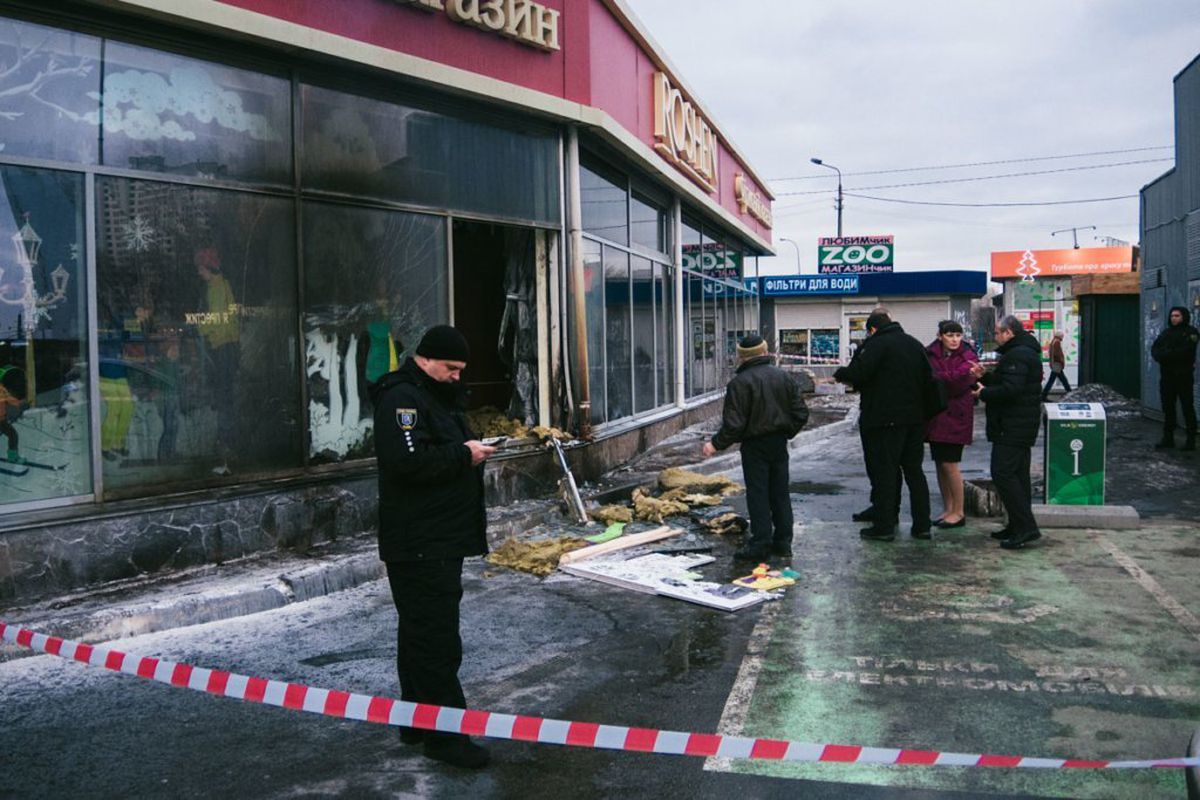 Поліція затримала другого підпалювача магазину Roshen. 18 березня в столиці спалахнуло два магазини торгової марки Roshen.