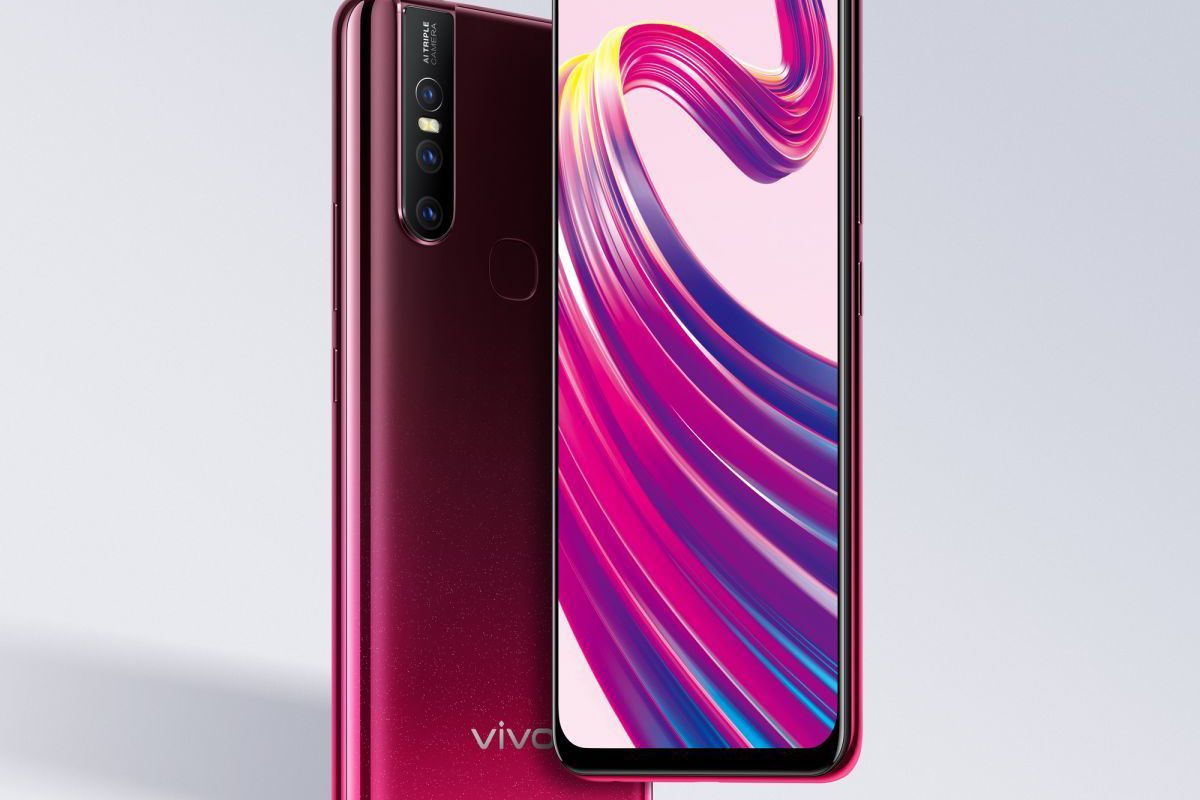 Vivo оголосив про вихід нового смартфона V15Pro з висувною камерою. V15Pro — перша модель Vivo після NEX, в якій використовується новітня висувна фронтальна камера і екран займає всю передню панель.