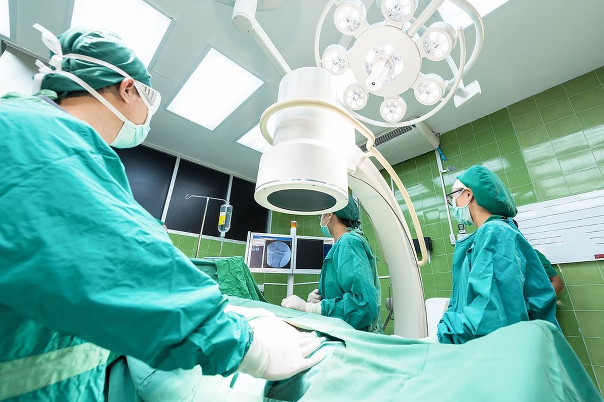 У Китаї провели дистанційну операцію з використанням 5G. Лікар імплантував в мозок пацієнта спеціальний нейростимулятор.