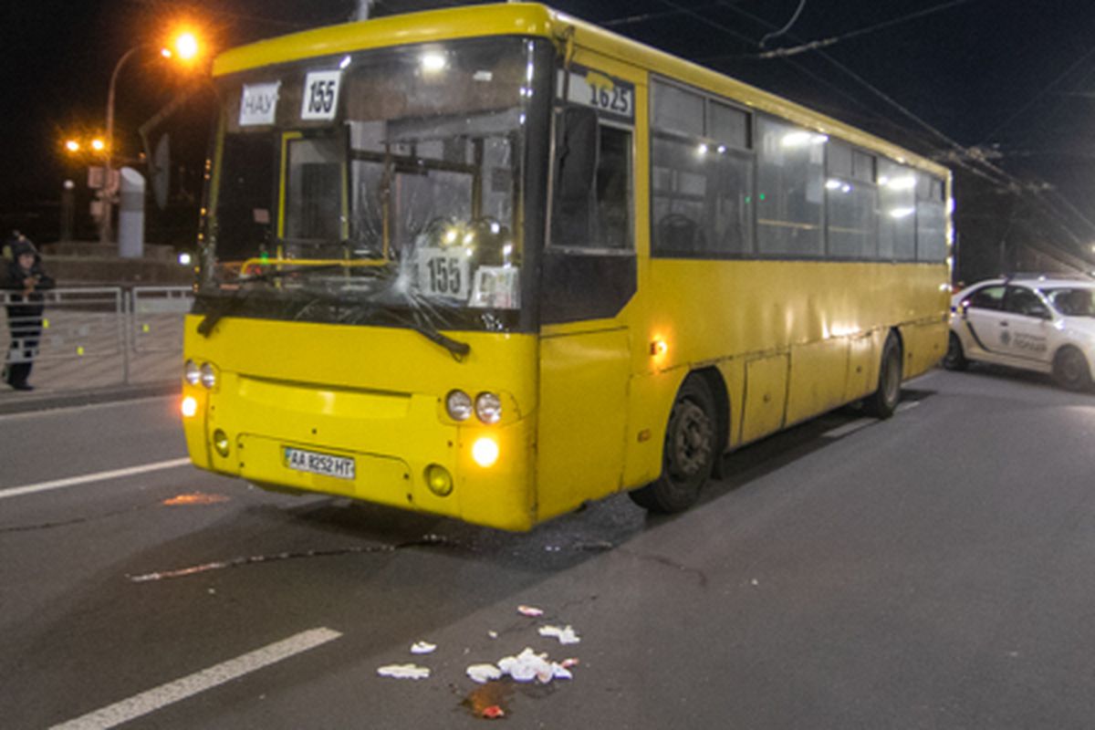 У Києві маршрутка проїхала на червоне світло і збила групу пішоходів. Очевидці побили водія автобуса на місці ДТП.