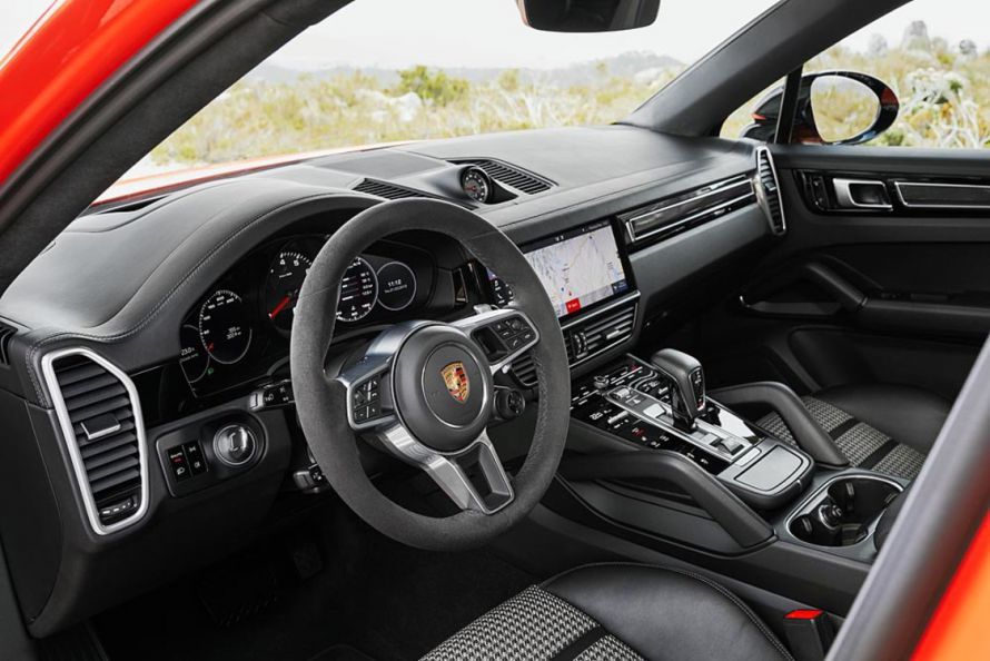 Лінійка Porsche Cayenne презентувала нову модель. Важливе нововведення – адаптуючий задній спойлер: крило, яке автоматично висувається при швидкості понад 90 км/год.