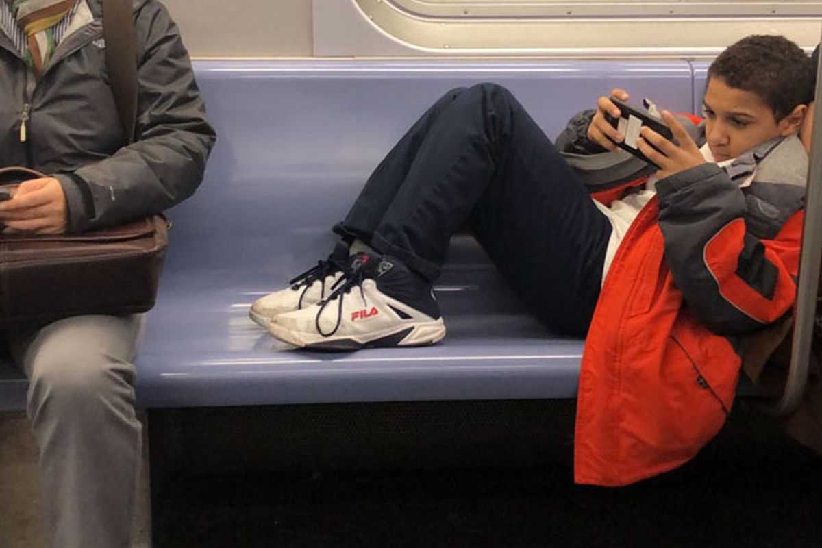 Хлопчик відмовився прибирати ноги з сидіння у вагоні метро, але пасажир не розгубився. Хтось виявився нахабніше нього.