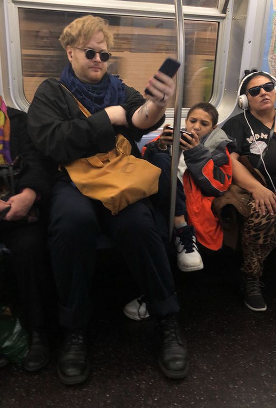 Хлопчик відмовився прибирати ноги з сидіння у вагоні метро, але пасажир не розгубився. Хтось виявився нахабніше нього.