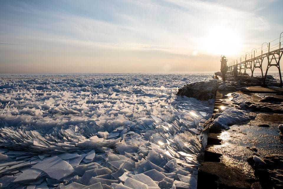 Лід замерзлого озера Мічиган розсипався на крижані уламки. Це видовище викликає подив і захоплення.