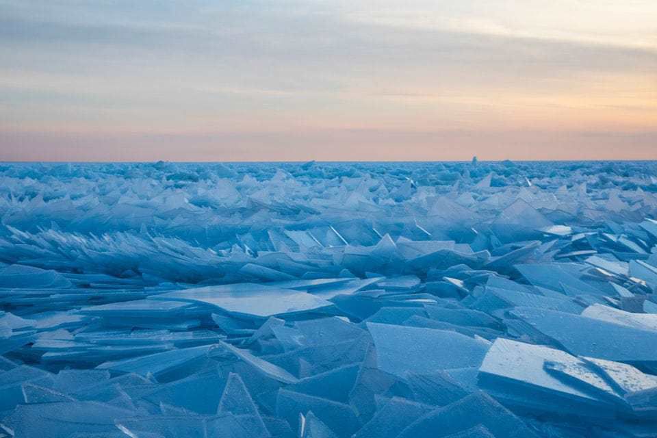 Лід замерзлого озера Мічиган розсипався на крижані уламки. Це видовище викликає подив і захоплення.