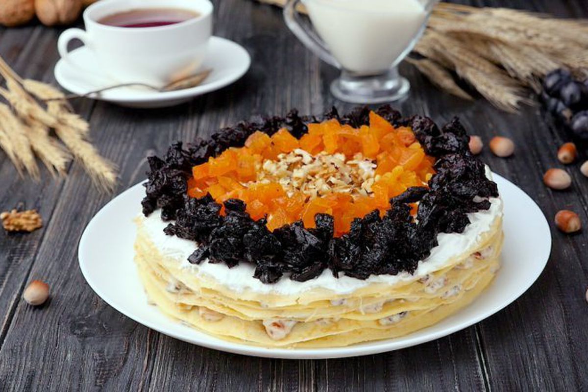 без випічки: ніжний торт з чорносливом і курагою