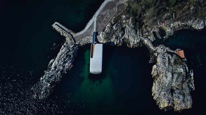 У Норвегії відкрили найбільший в світі підводний ресторан. Середній чек у ресторані - $400 на одну особу.
