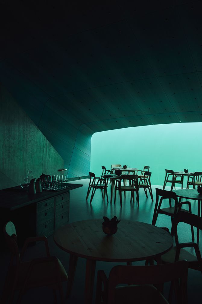 У Норвегії відкрили найбільший в світі підводний ресторан. Середній чек у ресторані - $400 на одну особу.