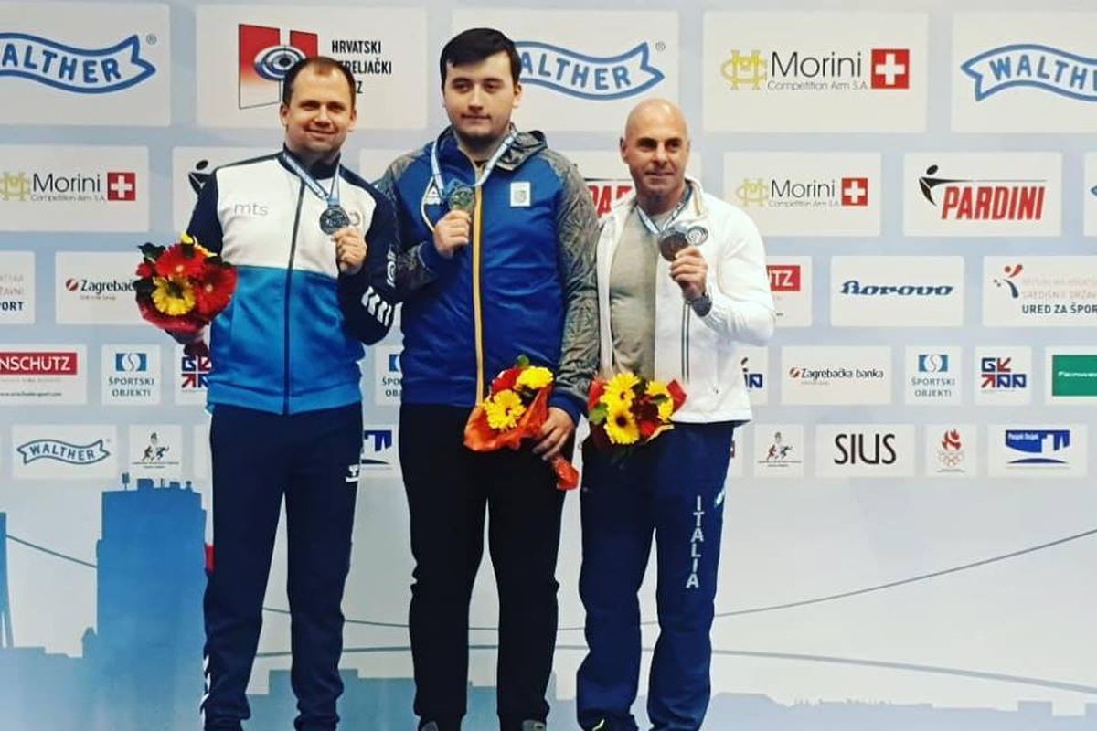 Коростильов виграв золото у стрільбі з пістолета, а Омельчук в дуеті з Костевич стали чемпіонами Європи. На чемпіонаті Європи зі спортивної стрільби в Осієку (Хорватія) українці виграли дві золоті медалі.