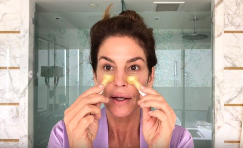 53-річна Сінді Кроуфорд показала, як робить макіяж щодня. Супермодель постала на відео повністю без макіяжу і поетапно показала, як вона створює свій повсякденний мейк.