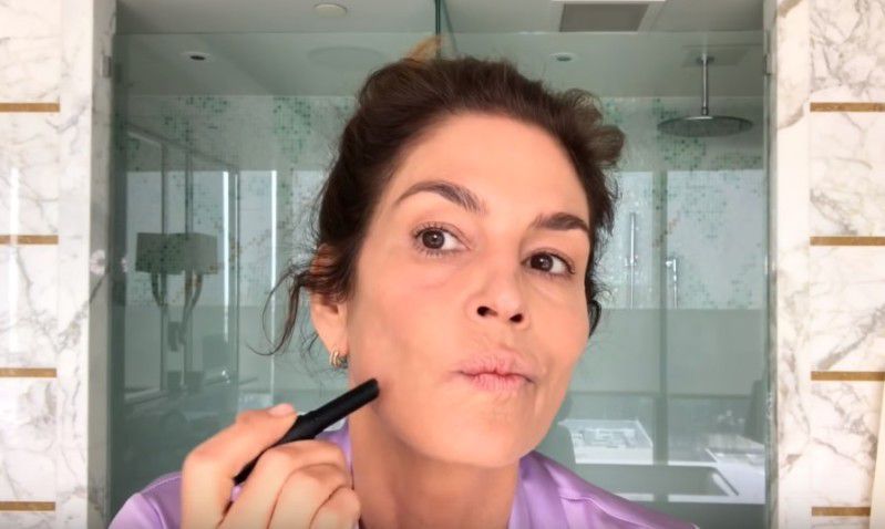 53-річна Сінді Кроуфорд показала, як робить макіяж щодня. Супермодель постала на відео повністю без макіяжу і поетапно показала, як вона створює свій повсякденний мейк.
