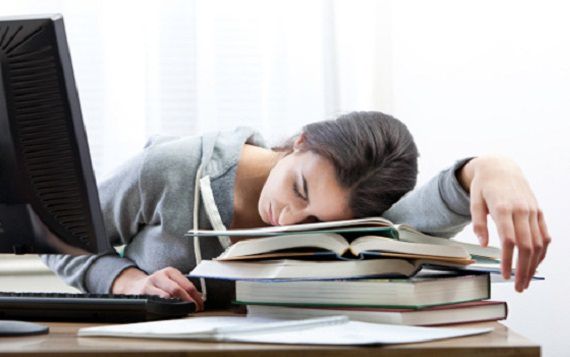 Сонливість протягом робочого дня частіше пов'язана зі зневодненням, ніж з втомою. Лікар розповіла як зневоднення впливає на працездатність.