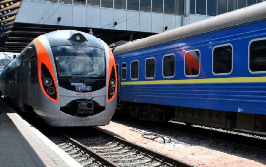 На Великдень і травневі свята "Укрзалізниця" призначила додаткові потяги. Потяги курсуватимуть за найпопулярнішими напрямками з 26 квітня по 5 травня.