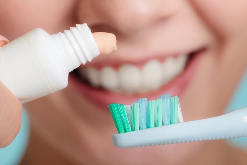5 важливих кроків, які допоможуть зупинити карієс і зберегти здоров'я зубів. Для підтримки гарного стану ротової порожнини слід їсти здорову їжу і не забувати про гігієнічні процедури.