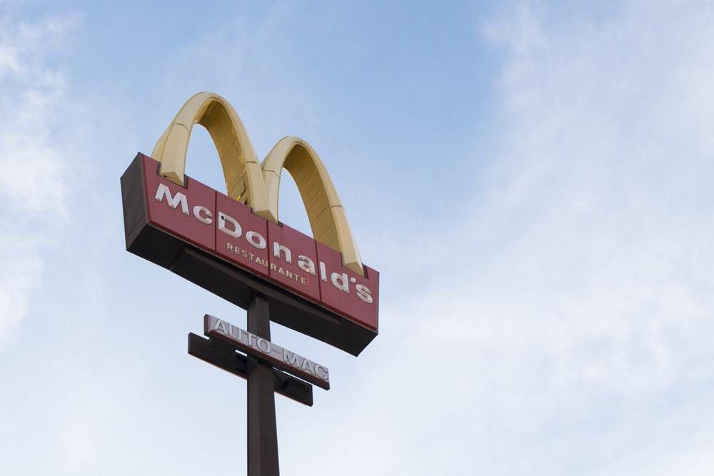 На кордоні з Кримом можуть з'явитися ресторани McDonald's. Роботи з будівництва КПВВ та сервісних зон почнуться в червні.