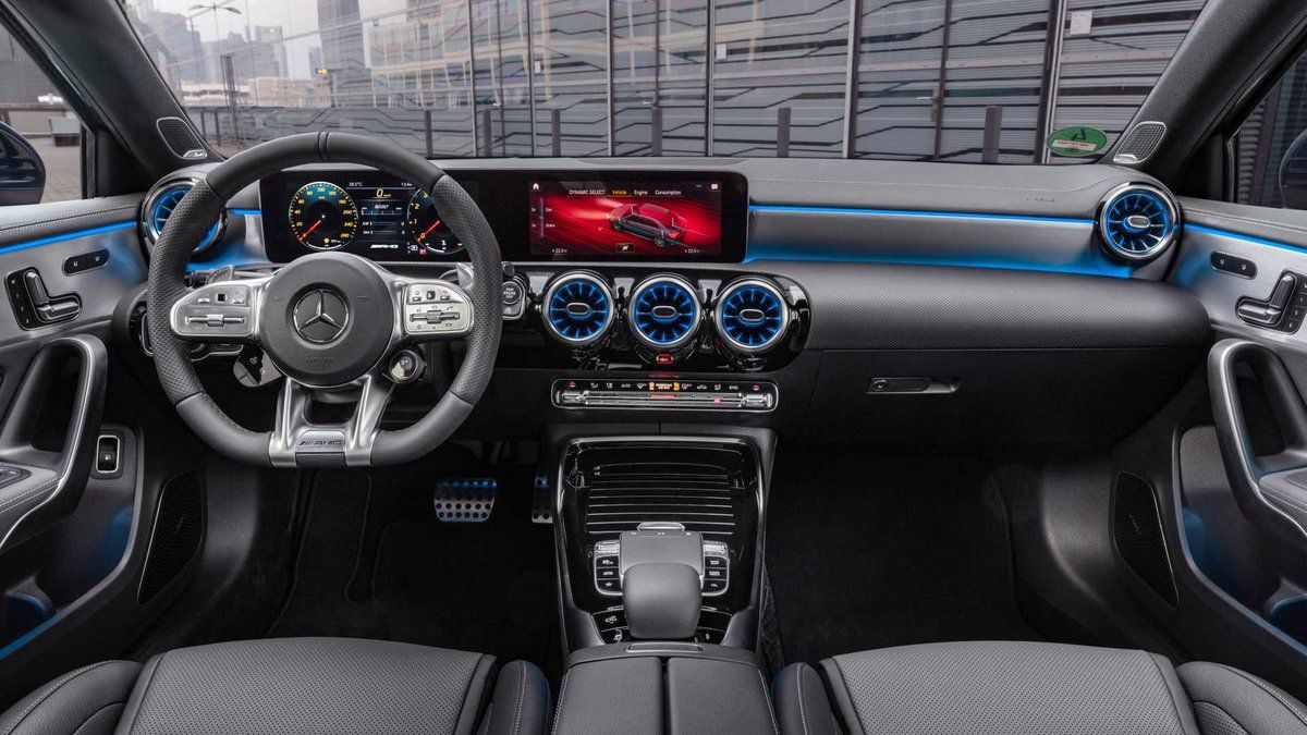 Mercedes презентував на авторинку новий AMG A35. У спринті 0-100 км/год «чотиридверка» поступається «п'ятидверці» всього 0,1 секунді — 4,8 проти 4,7.