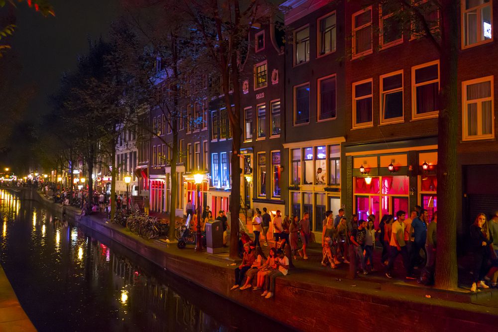 Екскурсії по району Червоних ліхтарів в Амстердамі будуть заборонені. Заборона набуде чинності у січні 2020 року.