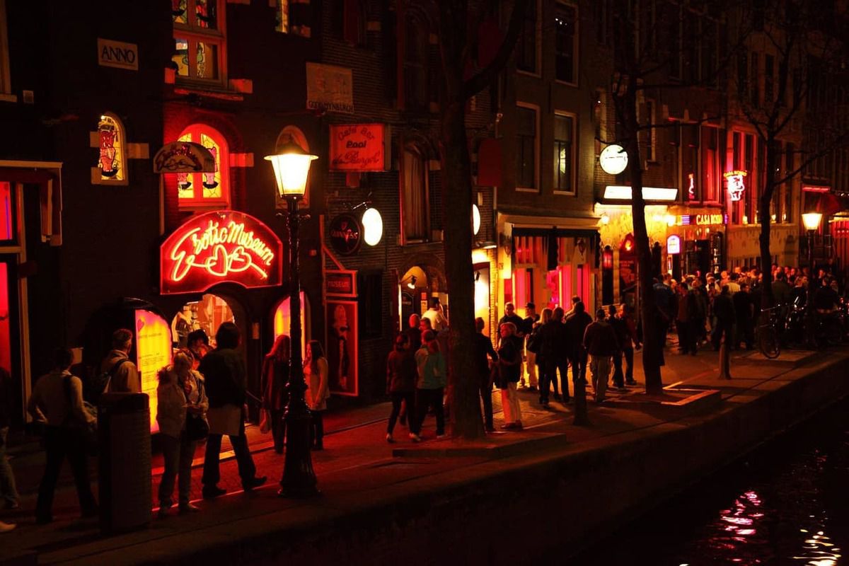 Екскурсії по району Червоних ліхтарів в Амстердамі будуть заборонені. Заборона набуде чинності у січні 2020 року.