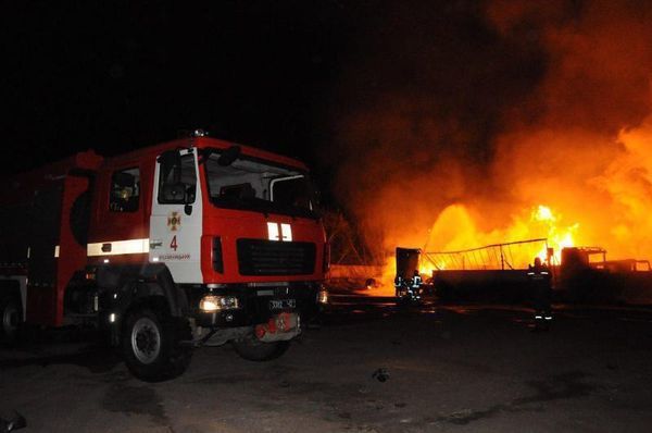 Відомі наслідки маштабної пожежі у Кропивницькому. Під час пожежі на автостоянці в Кропивницькому знищено 18 автомобілів, четверо людей постраждали.