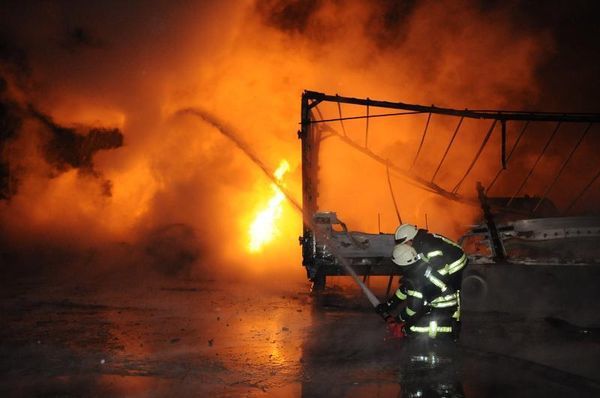 Відомі наслідки маштабної пожежі у Кропивницькому. Під час пожежі на автостоянці в Кропивницькому знищено 18 автомобілів, четверо людей постраждали.