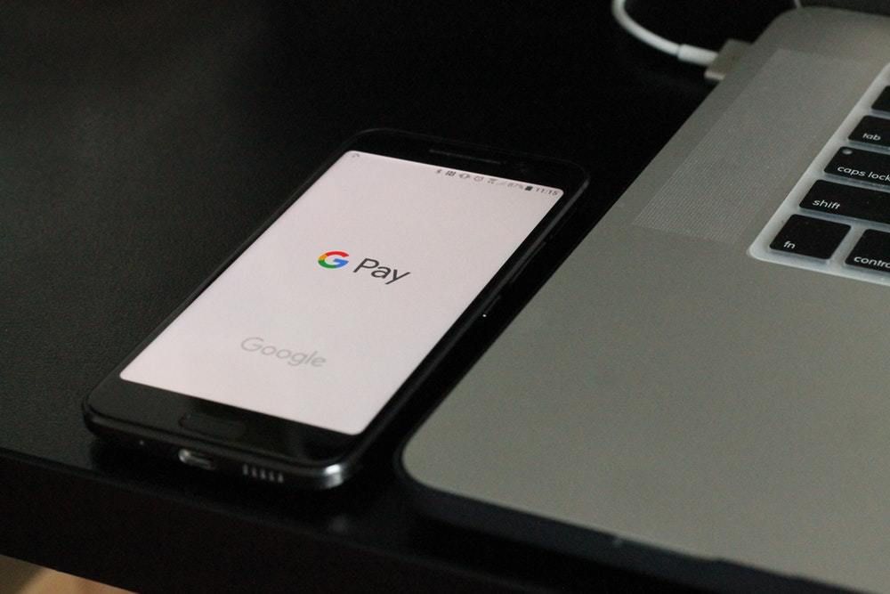 Українці тепер можуть розраховуватись онлайн через Google Pay. У компанії запевняють, що миттєві транзакції абсолютно безпечні.